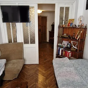  Appartement Domum - The Comunist
